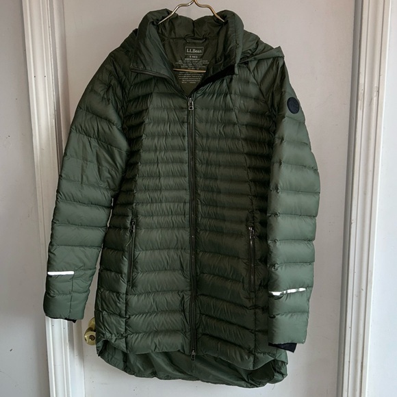 LLBEAN Women's Ultralight 850 Down
Hooded size S EUC - Picture 1 of 5